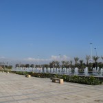 Tā izskatās ārpus galvenās ēkas. Simtiem metru gari baseini ar strūklakām, paralēlās rindās sastādītas palmas, visādi karogi, plakāti. Tas viss apmēram 20 kvadrātkilometrus lielā teritorijā. Ja nu kādam ģeometrija nav stiprā puse, iedomājies četrstūri, kuram viena mala ir četrus kilometrus gara, bet otra - piecus. Ļoti daudz, ja?