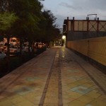 Vācieši tālāk dodas uz tuksnesi, tāpēc tiekam izmesti Kašanā, vietā, kas pēc mūsu aprēķina varētu būt apmēram pilsētas centrs. Izrādās, ka līdz centram ir apmēram 3 kilometri, un, tā kā taksistiem joprojām neuzticamies, kā arī esam ļoti skopi, mērosim to kājām. Starp citu, pavisam nesen atklāju, ka mana soma sver apmēram 17 kilogramus, tā kā trīs kilometri tādam tizlenim kā es nav nemaz tik maz! Bet paskat, kāds trotuārs! Kā Ventspilī!