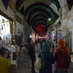 Kašanā satiekam savu Kazvinas draudzeni Roju (tie, kas lasīja/skatījās iepriekšējo atskaiti, noteikti tādu atceras), kuras māsa, kā reizi, dzīvo Kašanā. Tāpēc viņa veikli ierodas šeit (apmēram 400km no mājām), lai satiktu mūs, pavazātos apkārt, parādītu skaistākās vietas. Tādi, lūk, irāņi draudzīgi. Pirmais apskates objekts, protams, kārtējais tirgus. Tie bazāri tā baigi viens no otra neatšķiras, bet vienalga katru reizi sanāk atrast kaut ko jaunu, kaut ko neredzētu.