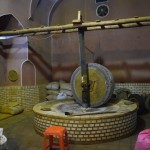 Tā kā mūsu komandā ir Roja ar savas māsas bērneļiem, varam tikt arī šādās tādās istabās, kurās visi tūristi nemaz tā neieklīst. Šī, piemēram, ir garšvielu malšanas telpa. Garšvielas lielākoties joprojām tiek saberztas senām metodēm - ar lielo akmens riteni braukājot pa speciālo akmens galdu.