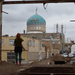 Nu, re, vēl pēdējās bildes Kašanā, pirms doties uz rīta autobusu. Karīna bildē saviem instagramiem un izliekas, ka Kašana visa tāda skaista ar zili-zaļiem kupoliņiem, kamēr pati patiesībā stāv graustā. Žurnāliste, haha!