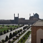 Skats pa pils logu - redzams Imama laukums un Šaha mošeja. Imama laukums, starp citu, ir otrs lielākais laukums pasaulē (Aiz Tiananmen laukuma Pekinā; arī tajā esam bijuši - <a href="http://www.karijs.lv/ar-vilcieniem-pa-kinu/#Bildes-1/66/China-67.jpg">reku pierādījums</a>, esam baigie laukumu mednieki!). Te tā baigi labi nevar redzēt to lielumu, bet, paga, parādīšu vēl no citas puses.