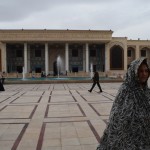 Shāh-é-Chérāgh - nemēģināšu darināt šos vārdus latviski, bet tulkojot tas nozīmē apmēram "gaismas karalis". Šī, protams, ir kārtējā svarīgo kungu kapene, šoreiz svarīgie kungi ir Imama Rezas brāļi. Izstāstīšu, kāpēc nosaukti par gaismas karaļiem - kādreiz abi bračkas pazuduši/gājuši bojā kaujas laukā, un neviens nav zinājis, kur tie apglabāti, bet kādu dienu kāds seno laiku Ājatolla ieraudzījis tālumā gaismiņu. Gājis tuvāk - kā tad - gaismiņu atstaro aprakta kaŗeivja bruņas! Nezinu, kā ir jāaprok kaŗeivis, lai viņa bruņas pat no kapa būtu saules gaismu atstarot spējīgas, bet acīmredzot senajos laikos tā bijusi norma. Nu, lūk, kapu atrakuši, mironim pirkstā gredzens - uz gredzena rakstīts apmēram "Gods pieder tam kungam, Ahmeds, Musas dēls". Ahā, tātad - Ahmeds, Musas dēls, Rezas bračka. Uzcēla apkārt kapeņu kompleksu un lieta darīta. Un vēl - ievērtējiet Karīnas jauno čadoru. Šeit gan tos izsniedz bez gala glaunus!