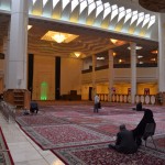 Komplekss pavisam nesen (šķiet, pērn) restaurēts un papildināts, tāpēc iekšā viss tāds moderns. Karīnai gan bija jāiet pa atsevišķu ieeju un šo zāli viņa nemaz nedrīkstēja skatīties. Sievietēm sava vieta, vīriešiem - sava. Ļoti pareizi! Un vispār, lai izpētītu visu kompleksu, jāprot kaut kā veikli pa kluso ielavīties, jo mūs, ārzemniekus, jau pie ieejas noķēra un piesēja mums gidu. Tālāk drīkstam skatīties tikai to, ko gids vēlēs.