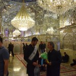 Atkal spoguļu zāle! Te bija vesels spoguļu korpuss, tūkstošiem, miljoniem spoguļu! Tas kungs ar lenti attēla vidū ir mūsu gids, uz lentes rakstīts "International affairs", un klāt pielikts Irānas karogs. Nice. Ievērojiet arī mūsu īberīgo čomu kreisajā pusē. Visu kompleksa apmeklēšanas laiku tā arī nepārmijām nevienu vārdu. Visu laiku viņš bija tuvumā, bet ne tuvāk par kādiem 4-5 metriem.