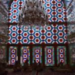 Atceries, ko es teicu par zaldātiem? Paskat, cik sasēduši! Un nemaz arī nelūdzas, vienkārši ienākuši pačillot. Bet krāsainie stikliņi aiz zaldātiem gan smuki, ja?