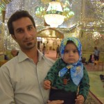 Šis kungs ieradies uz lūgšanu kopā ar savu mazo jaunkundzīti. Droši vien mamma bija aizņemta (ar ko diez?), tāpēc meitenītei nācās nākt uz vīru nodaļu kopā ar papu.