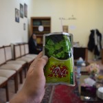 Pēc visu svarīgāko ēku, istabu un zāļu apmeklēšanas tiekam uzaicināti uz īsu pasēdēšanu "International affairs" birojā. Katram (ar mums kopā vēl bija arī padzīvojis britu pāris) izsniedz pa piparmētru dzērienam. Pasēdēšana gan ilga tikai kādas 5-10 minūtes un nekas inčīgs tās laikā nenotika. Gribēju tikai kārtējo reizi parādīt, kāds dumpinieks esmu! Salmiņu sulas pakā iespraudu no apakšas! Mierīgi dzeršu otrādi!!!