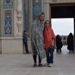 Pēc mošejas apmeklējuma kārtējā bildēšanās ar citiem dievlūdzējiem. Katra sevi cienoša māte grib nobildēt savu pēcteci kopā ar jocīgo ārzemnieci, kas ietērpusies čadorā.