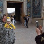 Arī pavisam mazajam ķiparam būs bilde, par kuru viņš/viņa vēl gadiem varēs runāt! Ievēroji pavedinošo puisīti aiz Karīnas? Viņš arī būs ticis daudzās bildēs!