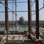 Vēl viens skats no lielajiem vārtiem uz laukumu. Lielo vārtu ēka, kā jau varēja redzēt no ārpuses, tiek restaurēta. Pievilcīga āriene gan nav vienīgais iemesls - koka kolonās iemetušies kaut kādi ķirmji! Stulbie senie persieši, sataisījuši visu no koka! Tagad mūsdienu persiešiem jāmokās! Bet, re, lejā strūklakas un kārtējā mošeja.