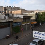 Vakars jau klāt, jāiet mājās. Re, tāds mums skats pa logu. Viss tāds tīrs, kluss un mierīgs. Tas tāpēc, ka piektdiena! visās citās dienās uz šīs ielas mierīgi var iekārtoties četras satiksmes rindas, neskaitāmi veikaliņi, ielu tirgotāji, restorāni uz riteņiem un kas tik vēl ne. Piektdienas ir miera un atpūtas dienas, arī mums.