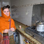 Karīna gatavo kafiju. Jā, tā ir viņas parastā kafijas gatavošanas seja. Starp citu, tajā tējkannā, kas jau no ārpuses izskatās diezgan pabriesmīgi, iekšā ir lielākais kaļķakmens slānis, kādu jebkad esmu redzējis! Man šķiet, ka par Pļivtvices dabas parkā nebija tik lieli kaļķamens vaļņi. Tur iekšā satilpst labi, ja kāds litrs ūdens! Bet kafiju gribas, ko darīt.