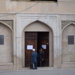 Nākamajā dienā neko nedarām, vienkārši vazājamies pa ielām. Šeit viens kungs atnācis ciemos pie otra. Patiesībā tā ir kaut kāda islāma skola, bet tas klauvēšanas, durvju atvēršanas un "kas tur ir" žestu rādīšanas akts notika kā teātrī. Tā, lai neviens nepārprastu, kas notiek. Gan jau, ka patiesībā kungi plāno ko nelāgu, citādi nebūtu tāda etīde jāizspēlē!