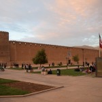 Vēlreiz Karīma Hana cietoksnis ar visu savu šķībo torni. Siltos vakaros (jums arī joprojām ir silti vakari, ja?) te var smuki pasēdēt zālītē un kopā ar random persiešiem pavakariņot.