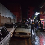 Uz nakti irāņi parkojas šādi. Iedomājies, kāda plānošana ir iesaistīta visā šajā procedūrā? Ko darīt, ja pēkšņi sienas rindas trešajai mašīnai savajagas uz nočņiku aizskrieties?