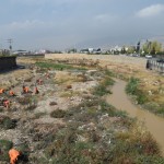 Šķiet arī šeit tuvojas ļaunumu vēstošā piektdiena, kad visas upes atgriežas savās gultnēs. Oranžie vīriņi cītīgi attīra no atkritumiem sauso gultnes daļu, lai upe visu to drazu neaiznes jūrā. Re, kādi irāņi dabas draugi! Par irāņiem gan viņus nosaukt nav gluži precīzi, jo pārsvarā visus neinčīgākos darbus Šīrāzā dara afgāņi, te ir milzīga afgāņu diaspora! Darba drēbēs viņus grūti atpazīt (ja vien ne mazliet iešķībās acis, haha; jā, esmu rasists, baigais jaunums), bet, tikko šance galā, visi lepni saģērbjas savās tradicionālajās drēbēs un kā tādi pāvi lepni gozējas pa pilsētas ielām/laukumiem.