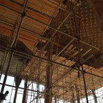 Arī visi skaistie, krāsainie griesti ir no koka. Sīki krāsaini, koka gabaliņi sastiķēti kopā milzu mozaīkā. Kokgrauži, protams, iemetušies arī tur! Aiaiaiai!