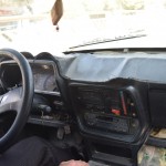 Ir trīs iespējas, kā tikt uz galveno visu Šīrāzas viesu intereses objektu Persepoli - braukt ar privātu taksi (apmēram miljons riālu), braukt ar organizētu tūri (apmēram 600 tūkstoši no cilvēka) vai izmantot sabiedrisko transportu (mūsu gadījumā 230 tūkstoši uz abiem). Tā kā sabiedriskā transporta tīkls ir balstīts uz līdzīgiem loģikas principiem kā stāvēšanas rindā pēc maizes, tas nemaz nav tik vienkārši, kā sākumā varētu likties - vispirms jākāpj autobusā (pirms tam atkaujoties no desmitiem agresīvu taksistu) uz Marvdaštu, tālāk jāņem taksis līdz Persepolei - ieteicams tāds, kurš pa ceļam uzņem vēl citus braucējus, tā sanāk lētāk. Vispār vienmēr, kad taksists prasa "Dar Bast?" (tas nozīmē apmēram "ar slēgtām durvīm"), jāsaka - nē! Bet vispār šo taksi rādu tikai tāpēc, ka viņam ir brīnumjauks paneļa papildinājums, kurā pat ir rūpnieciski iespiests uzraksts "Dashboard fabric", tātad šādi brīnumi tiek ražoti vairumā! Visi ventilācijas caurumi ciet, putekļi kaudzēm un izskatās arī vienkārši draņķīgi. Lieliski!