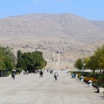 Beidzot esam klāt! Protams, visas tās Šīrāzas gaismas karaļu lietas, citadeles un citi brīnumi ir forši, bet diez vai te būtu pat uz pusi tik daudz tūristu, kā ir tagad, ja pavisam tuvumā nebūtu Persepoles. Ā, un vēl tas slavenais vīns (Shiraz), bet Irānas Brīnumu Republikā šādi un citi ļauni dzērieni ir aizliegti ar likumu jau teju čēzmit gadus, tā kā nekāda labuma no tā īsti nav.