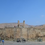 Tātad, Persepole. Gan jau, ka visi tāpat ir dzirdējuši, bet tomēr - Persepole bija Persijas galvaspilsēta Ahemenīdu dinastijas laikā (550.-330.g.p.m.ē., tātad vairāk nekā 2500 gadu atpakaļ!). Ahemenīdu impērija dažos avotos tiek saukta arī par Pirmo persiešu impēriju. Persepoli tās pastāvēšanas laikā patiesībā sauca Parsa (persiešu valodā tas nozīmē gan Persija, gan persieši), bet, kad grieķi ar Maķedonijas Aleksandru priekšgalā to iekaroja, to sāka dēvēt par Persepoli (no grieķu valodas - persiešu pilsēta), un tā kaut kā iegājās visā pasaulē. Tagad pat arī paši persieši to dēvē grieķiski.