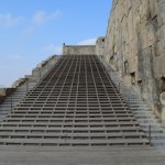 Jāsāk, protams, ar ieejas durvīm - lepno kāpņu komplektiņu. Daži avoti saka, ka kāpnes tik lēzenas, lai varētu pa tām arī ar zirgu uzjāt, bet tie esot meli - patiesībā tās veidotas tā, lai persiešu vadoņi ar saviem lepnajiem tērpiem varētu galanti slīdēt augšup un lejup, neizskatoties pēc totāliem ķēmiem. Trepes uz terasi ved no divām pusēm - vienu pusi lietoja svarīgie ārvalstu viesi, bet otru paši persiešu ķēniņi. Parastie mirstīgie un visādi vergi, protams, Persepolē nokļuva pa aizmugures durvīm.