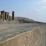 Un reku iemesls, kāpēc tādas trepes vispār vajadzīgas - ķēniņš Dārijs (Darius) izfunktierēja, ka galvaspilsētai jābūt lielai un līdzenai kā galdam, tāpēc papildu tam, ka persieši iekalās diezgan tālu blakus esošajā kalnā, tika uzbūvēta arī tik liela akmens terase, lai uz tās pietiktu vietas visām nepieciešamajām būvēm (kopā 125 tūkstoši kvadrātmetru!!!). Vietām terase paceļas pat 25 metrus virs zemes. Un kas zina, cik tā zeme bija zema vēl pirms 2500 gadiem!