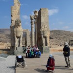 "Visu nāciju vārti" bija galvenā ieeja Persepolē, tā gan tika uzbūvēta mazliet vēlāk, jau karaļa Kserksa (Xerxes) valdīšanas laikā. Tagad tas izskatās pēc dažiem stabiem, bet agrāk te bija varena zāle ar desmit metru augstiem griestiem, visādiem sargu kambarīšiem, buļļ-lauvu (ar cilvēku galvām, protams) skulptūrām to priekšā u.t.t. Virs katras skulptūras bija iegravēts teksts trīs valodās (ne par velti to sauca par VISU nāciju vārtiem) - senpersiešu, elamītu un jaunbabiloniešu: "Šos vārtus es uzcēlu ar Ahura Mazdas svētību," jā, senie persieši bija zoroastrisma piekritēji. Bet teksts vēl turpinās: "Daudz citu labu ēku tika uzcelts šajā Persijā, kuras uzcēlu es, un kuras mans tēvs uzcēla. Visas labās ēkas, kas te ir redzamas, ar Ahura Mazdas atbalstu mēs tās uzcēlām." Būtu vismaz vienu valodu normāli iemācījies, nevis uzreiz rakstījis trijās, citādi izklausās pēc kaut kāda plānprātiņa tas Kserkss. Ķīniešu valodā gan tur nekas nebija rakstīts, bet viņi tāpat nepārtraukti kaudzēm tur bildējas.