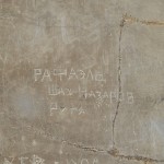 Rafaels Šahnazarovs no Rīgas gan nav īpaši centies un vienkārši ieskrāpējis kaut ko ar nazīti. Gada skaitli arī nav atstājis, bet domājams, ka diez vai ieraksts varētu būt veikts īpaši vēlāk par pagājušā gadsimta divdesmitajiem gadiem, jo pēc tam jau te viss tika iežogots un apsargāts.