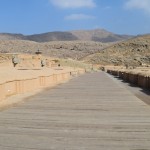 Uzreiz aiz vārtiem ir plata un 100 metru gara iela, kas ved uz nākamajiem vārtiem, kuri poētiski nosaukti par "Nepabeigtajiem vārtiem" (Unfinished gate). Mierīgi varēja izvēlēties nosaukumu "Nesaglabājušies un kaut kur pazudušie vārti". Mazajās nišās, kas redzamas gar sienu, viesu uzņemšanas ceremoniju laikā stāvējuši sargi. Bet paskat, kas tur slēpjas aiz mūrīša labajā pusē!