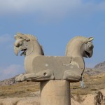 Vistiņas! Patiesībā neviens nezina, kur šīs vistiņas (arheologi tās lepni sauc par ērgļ-grifiem) agrāk stāvējušas, tās atrastas vienkārši mētājamies zemē aiz mūra, bet estētiskā baudījuma labad tagad novietotas uz stabiem, lai visi redz. Arheologi domā, ka šīs vistiņas taisītas kādas ēkas dekorēšanai, bet galvenais arhitekts izdomājis, ka tās nav gana labas, tāpēc vienkārši nomestas zemē. Izšķērdīgie persieši!