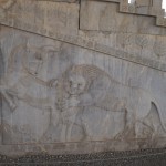 Reku frīze, kur lauva kož kaut kādai seno laiku stirniņai dupsī. Dupsī, hahahahahaha!