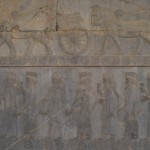 Reku vēl frīzes, te ir attēlots, kā visādi lepni ārzemju viesi (pēc tām micēm acīmredzot var noteikt, no kādām valstīm to nēsātāji ir) nāk ciemos, un, kā zirgi ar ratiem dodas parādē. Frīzes kā frīzes, bet - iedomājies - divarpus tūkstošus gadu vecas. Visādi pussabrukuši Kolizeji pat nestāv klāt! Nu, jā, bet Persijas Impērija bija pirmā tik milzīgā impērija pasaules vēsturē, gan jau, ka viņiem pienākas arī visādi vareni pieminekļi.