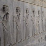 Turklāt visi šie brīnumi slēpās zem smiltīm teju divus tūkstošus gadu, citādi jau arī būtu jau iznīkuši. Tāpēc labāk brauciet šurpu tūdaļ pat! Ja vilksiet gumiju, un brauksiet uz Persepoli pēc gadiem 1000-2000, iespējams, te jau vairs nebūs ko redzēt. Reku jau tuvāk pieejamākajiem akmens vīriem tūristi ar saviem taukainajiem pirksteļiem jau saspīdinājuši sejas.