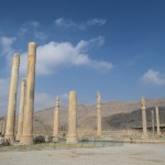 Reku vienkārši dažas kolonas. Pat, ja nekā cita te nebūtu, šādas kolonas vien jau ir pietiekami iespaidīgas, lai izgrieztu pogas vienam otram grieķu vai romiešu piemineklim. Ne velti Persepole ierakstīta UNESCO pasaules mantojuma sarakstā jau 1979. gadā, tas ir pāris gadus pēc organizācijas darba sākuma.