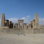 Šis paaugstinātais nams ir Tačara, Dārija un pēc tam Kserksa personīgā rezidence. Agrāk ļaudis to mēdza saukt arī par Spoguļu zāli, jo akmens sienas bijušas tik rūpīgi nopulētas, ka tajās varēja redzēt atspulgus. Sienās izkaltajiem dekoratīvajiem vīriem bijušas iestrādātas īstas bronzas rotas, bet, kad Aleksandrs lielais te 330 gadā pirms mūsu ēras te ālējās, viņš visus bronzas gabaliņus izrubināja no sienām un paturēja sev. Vēl te, protams, bija drūmākās dekorācijas, kaligrāfijas un kas tik vēl ne. Karaļa istaba tomēr.