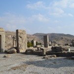 It kā ar pili nepietiktu, turpat blakus Kserkss uzbūvējis vēl vienu dzīvojamo kambari, kurā turējis arī savu harēmu. Šeit joprojām saglabājušās grīdā (klintī) iegrebtās notekcaurules. Jocīgi, ka dažās pasaules vietās joprojām nav funkcionālu kanalizācijas sistēmu, kamēr Kserkss mierīgi varēja noskalot savu šmucspanni jau pirms 2500 gadiem. Literatūra saka, ka šajā ēkā ir ļoti labi saskatāmas lielā ugunsgrēka (Aleksandram lielajam patika spēlēties ar špickām) sekas, bet es nekādas ogļu pēdas neredzu. Laikam neesmu labs arheologs.