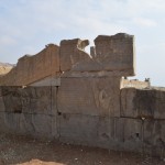 Vienkāršs mūrīša gabals. Kaut kādus akmeņus atraduši, salikuši pa pāriem un - lūk - apskates objekts!