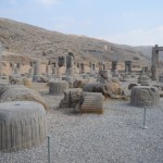 Simts kolonu zāle. Septiņdesmit kvadrātmetru liela istaba, kuras jumtu turēja 10x10 kolonas. Šķiet, ka persieši nebija baigie jumtu/griestu būvēšanas eksperti, ja tādai istabelei nepieciešamas simts milzu kolonas. Varu nomierināt tos, kam besī vēsture un arheoloģija - drīz jau Persepoles bildes beigsies. Ļaujiet taču papriecāties arī citiem, kuriem interesē kaut kas cits, izņemot jaunākās tenkas bulvārpresē!