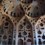 Vārtu sestajā stāvā (jā, izskatās mazāk, bet kopā vārtos ir septiņi stāvi) visas sienas un griesti izdekorēti ar visādiem trauku tēliem. Šeit man jāpiemin, ka tas ir Stucco, bet nezinu, kā tas vārds ir latviski, un ko tas vispār nozīmē. Tātad - Stucco. Tā ir stucco apdare. Ja? Nu, lūk, patiesībā šī ir pieņemšanu zāle, bet tautā iegājies nosaukums mūzikas zāle, jo šie sienu caurumi ir ne tikai dekoratīvi, bet arī ļoti funkcionāli - nodrošina labu akustiku.