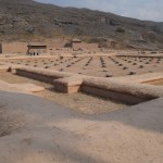 Te viena vēl neatrakta ēka - dārgumu glabātuve. Tā bija cietokšņa tipa ēka ar tikai vienām durvīm - tā, lai visi Impērijas dārgumi vienmēr būtu drošībā. Runā, ka Aleksandram bijuši nepieciešami 3000 kamieļu un vēršu, lai visus tos dārgumus aiznestu mājās.