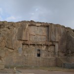 Mēh. Pēc visiem Persepoles brīnumiem - nekas īpašs. Tur iekšā esot paslēpts Kserksa dēls Artakserkss. Baigi oriģinālais vārds, saukšu savu dēlu arī par Artahariju.