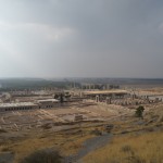 Bet no kapenes paveras lielisks skats uz visu Persepoles kompleksu! Tā lūk! Ar to arī beidzas Persepoles apmeklējums. Varu, mierīgi roku uz sirds liekot, apgalvot, ka šīs ir visvarenākās un visādi citādi inčīgākās drupas, kādas jebkad nācies redzēt. Arī, ja neesi baigais arheoloģijas un vēstures cienītājs (kā Karīna, haha), noteikti ir vērts te atbraukt un visu klātienē apskatīties!