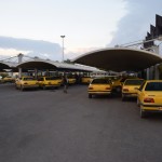 Mēs tikmēr dodamies tālāk vai, pareizāk, atpakaļ. Reku Šīrāzas autoostas takšu stāvvieta. Iedomājies, cik daudz resursu (arī dabas) ietaupītos, ja vienkārši nodrošinātu pāris satiksmes autobusus no autoostas līdz pilsētas centram. Un līdz tuvākajām mazpilsētām. Bet tad atkal visi šie taksisti paliktu bez darba, gulētu uz ielām (pie tās apvemtās mūķenes), un atkal viss slikti! Man visu Irānas apceļošanas laiku nepameta sajūta, ka kāda laba trešdaļa no nodarbinātajiem cilvēkiem tiek nodarbināti tikai tāpēc, lai viņi nebūtu bezdarbnieki un/vai bomži. Kaut viens racionalizācijas speciālists uz visu valsti varētu padarīt TIK daudz!