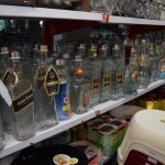 Re, kādas pudeles pārdod veičītī. Pudeļu un etiķešu dizainos ļoti viegli atpazīt dažādus mums pierastus zīmolus, bet nekā - uz visām etiķetēm rakstīts "Water bottle". Visi gan īstenībā zina, kam tās pudeles ir paredzētas, ar ko tās tiek pildītas, hehe. Bet vienalga - water bottle un viss.