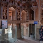 Viesi staigāja pa leju (tur, kur Parastū kārto savu Hidžābu), kamēr muzikanti, sasēduši nišās virs viesu galvām, zibina savus instrumentus. Visi priecīgi!