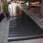 Nu, lūk, un beidzot esam nonākuši atskaites galā - Karīna dodas prom pa (blakus) melno paklāju. Tas ir tā kā Sarkanais paklājs, tikai Irānā. Paldies par uzmanību, dārgie biedri.