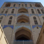 Tā, vēl pēdējais Ali Qapu attēls, labi? Gribēju tikai parādīt, ka no pagalma puses pils izskatās daudz, daudz augstāka, nekā no parādes puses. Un, re, augšā stūrīšos var redzēt muzikālos griestus!