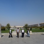 Reku laukums visā garumā! Ir taču liels, ja? Senajos laikos pa dienām laukums bija pilns ar tirgotājiem, ēdinātājiem (kuri, starp citu, izsniedza bezmaksas ūdeni visiem gribētājiem), muzikantiem, triku meistariem, visādiem citiem izklaidētājiem, prostitūtām u.t.t. Īpašajās dienās visi šie ķēmi no laukuma tika aizvākti, un šaham par prieku, tieši pie viņa namdurvīm (vārtdurvīm) tika aizvadīti polo mači. Vārti ir saglabājušies joprojām - tie divi akmens stabi, jā, tie ir polo vārti.