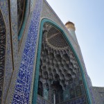 Ejam tālāk - Šaha mošeja. Paskaties, cik viss smalks! Un visi uzrakstiņi, visas bildītes, viss, viss ir mozaīkas! Viss sastāv no maziem, maziem akmens gabaliņiem. Nekas nav uzkrāsots vai uzzīmēts. Mošeja kopā ar visu Imama laukumu, protams, iekļauta UNESCO pasaules mantojumā. Man šķiet, ka šī ir visskaistākā mošeja, ko jebkad esmu redzējis!